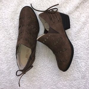 Size 8 JBU Brown Suede Ankle Boots w/Design
